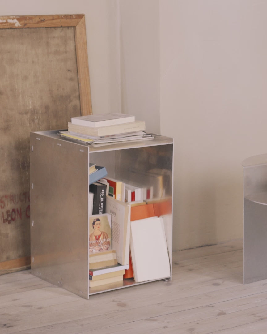 Charger la vidéo : Table de chevet en aluminium 32,8 x 33,8 x 48,1 cm Rivet - Frama