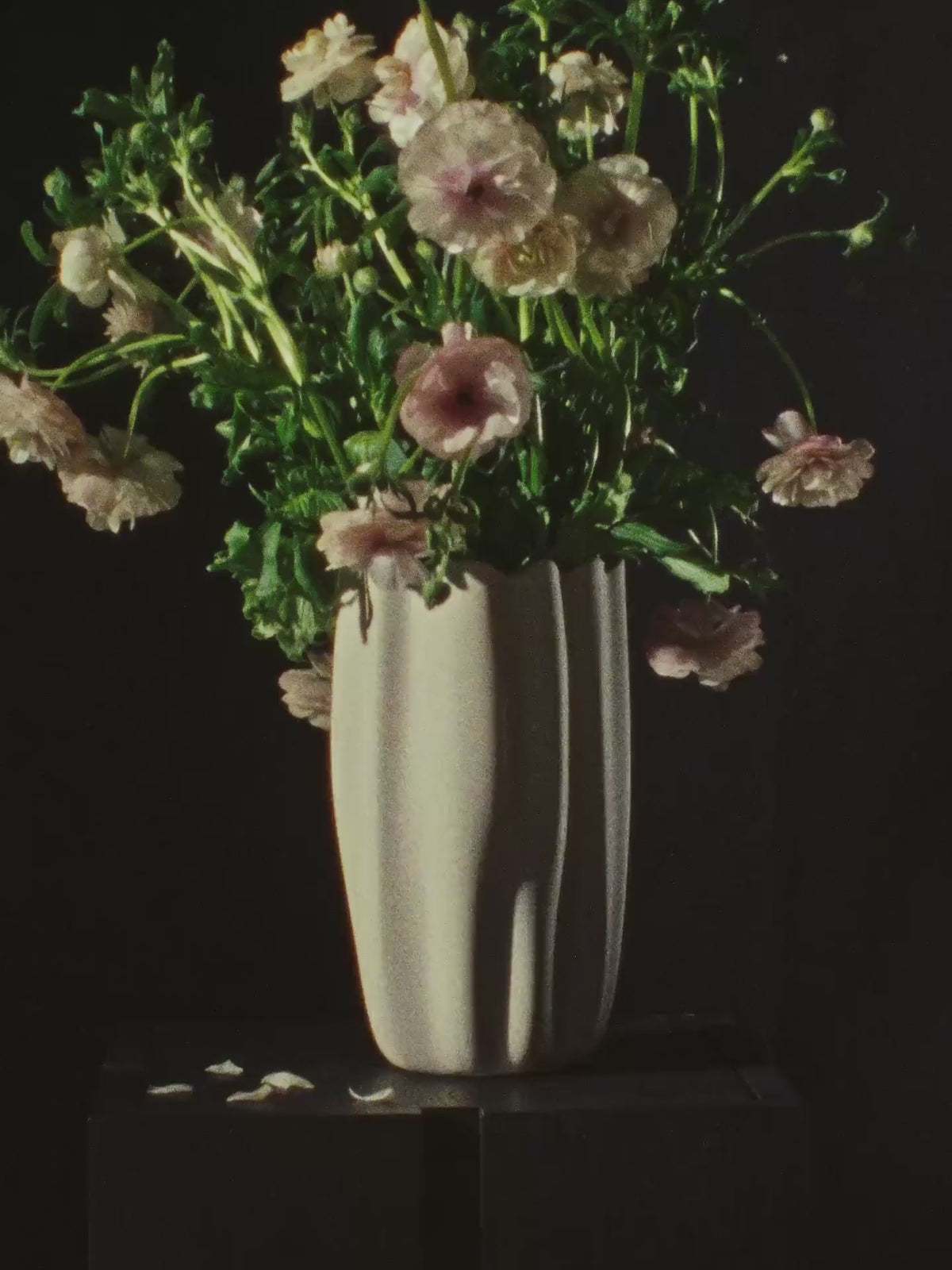 Charger la vidéo : Vase en grès blanc cassé 13 x 14 x 23 cm Nium - Ferm Living