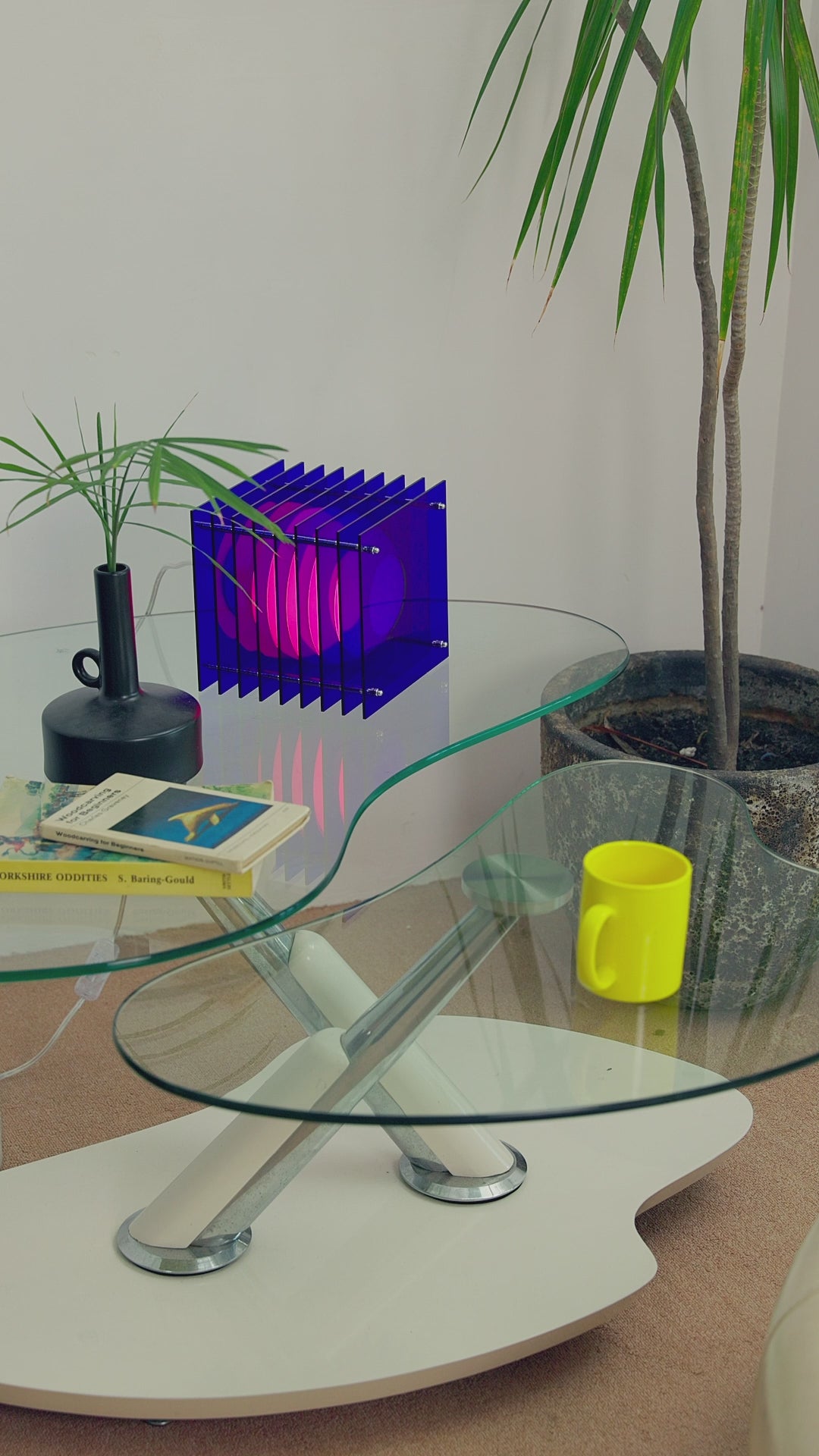 Carica video: Lampada in acrilico blu 19,5x18x18cm LOP - BANG