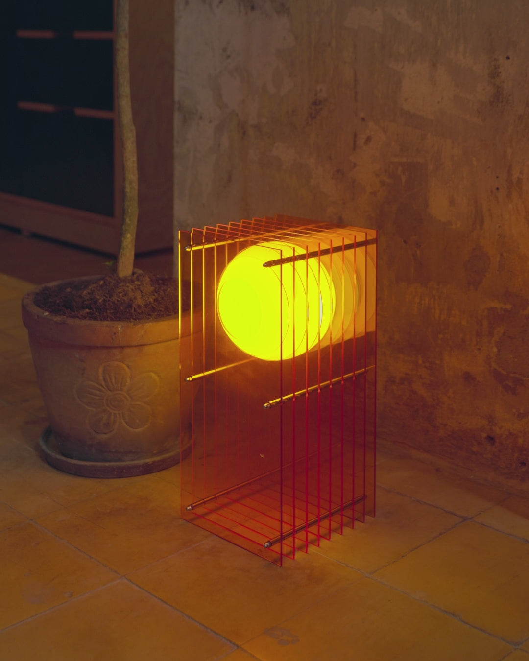 Charger la vidéo : Lampe rectangulaire en acrylique orange L19.5 x W18 x H38 cm LOP - BANG