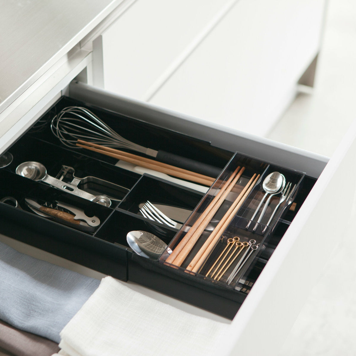 Range-couverts extensible en résine noir - Yamazaki - The Cool Republic