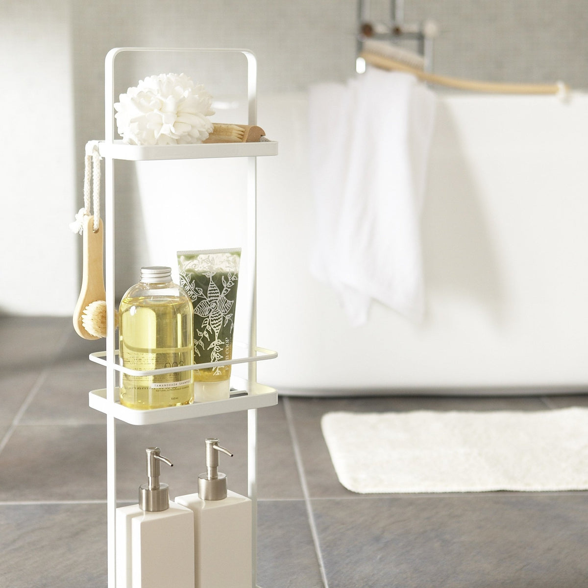 Rangement blanc pour produits de douche Slim - Yamazaki - The Cool Republic