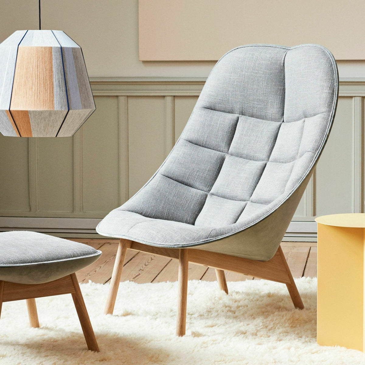 Repose pied gris clair et chêne massif naturel Uchiwa - HAY - The Cool Republic