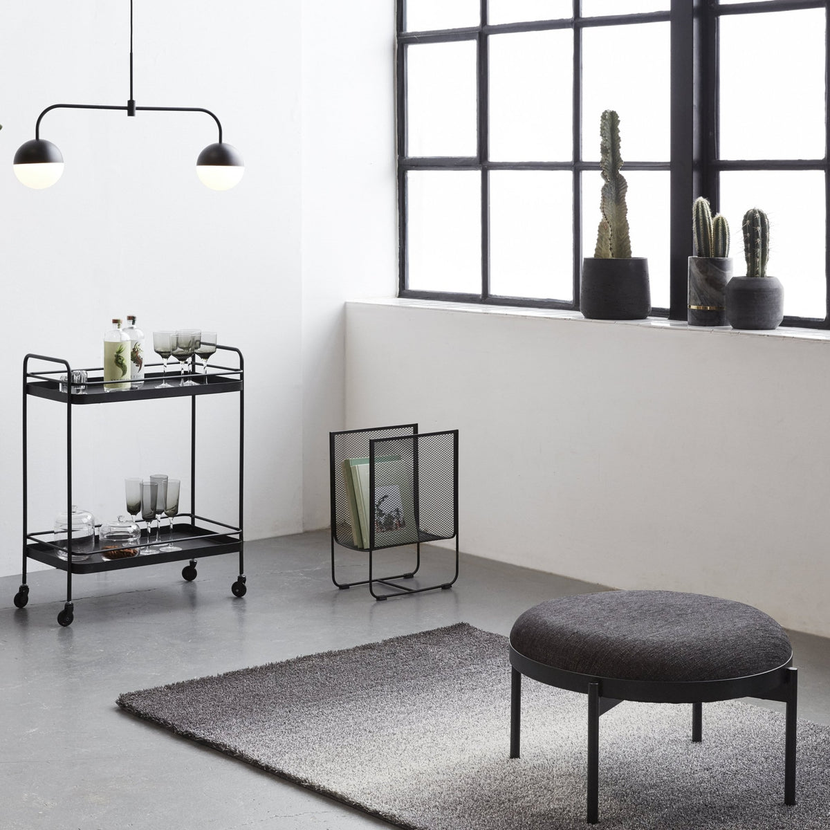Repose-pied rond en tissu noir - Hübsch - The Cool Republic