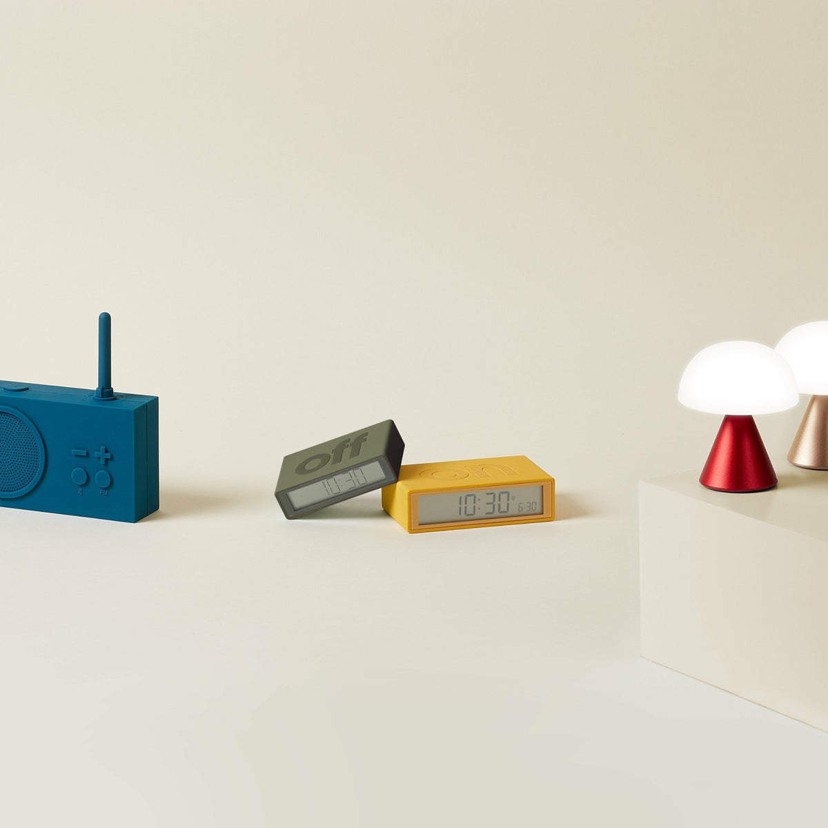 Réveil Flip de voyage jaune - Lexon Design - The Cool Republic