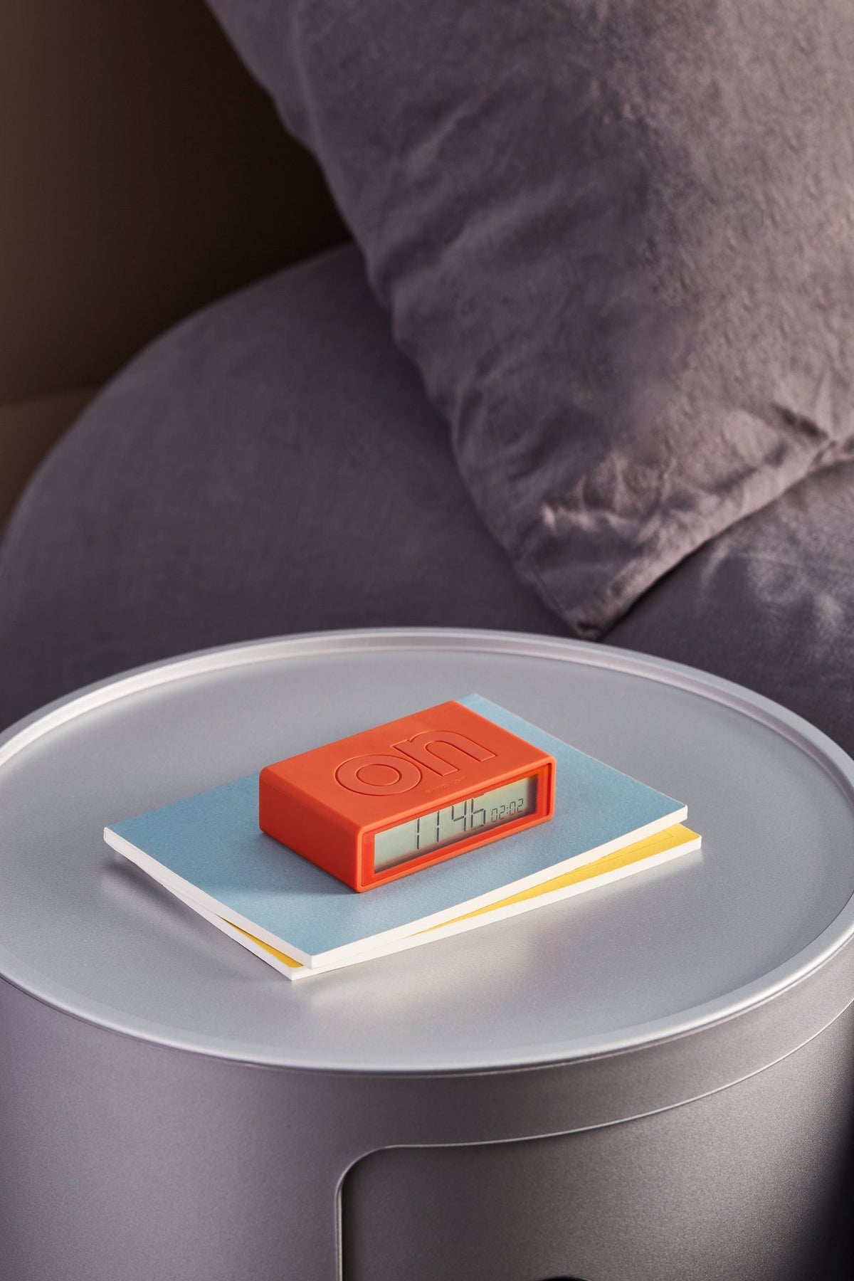 Réveil orange Flip+ Travel - Lexon - The Cool Republic
