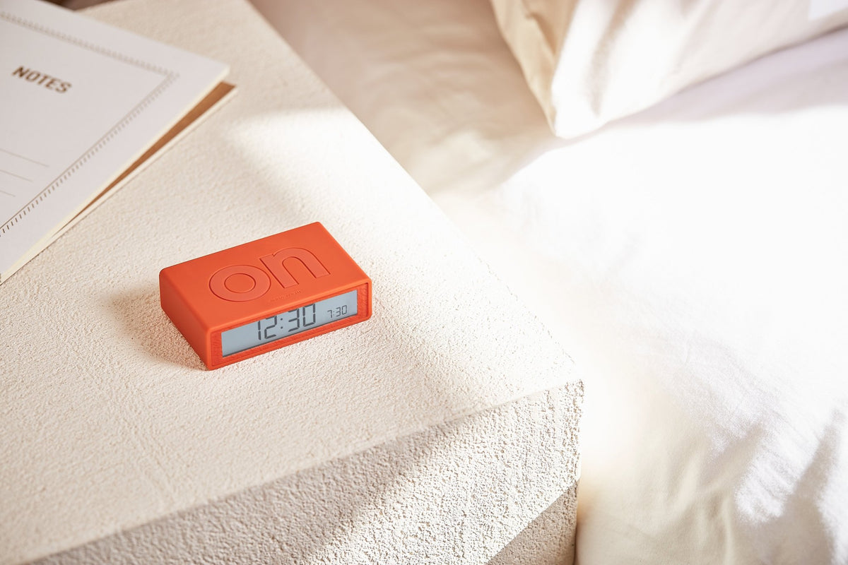 Réveil orange Flip+ Travel - Lexon - The Cool Republic