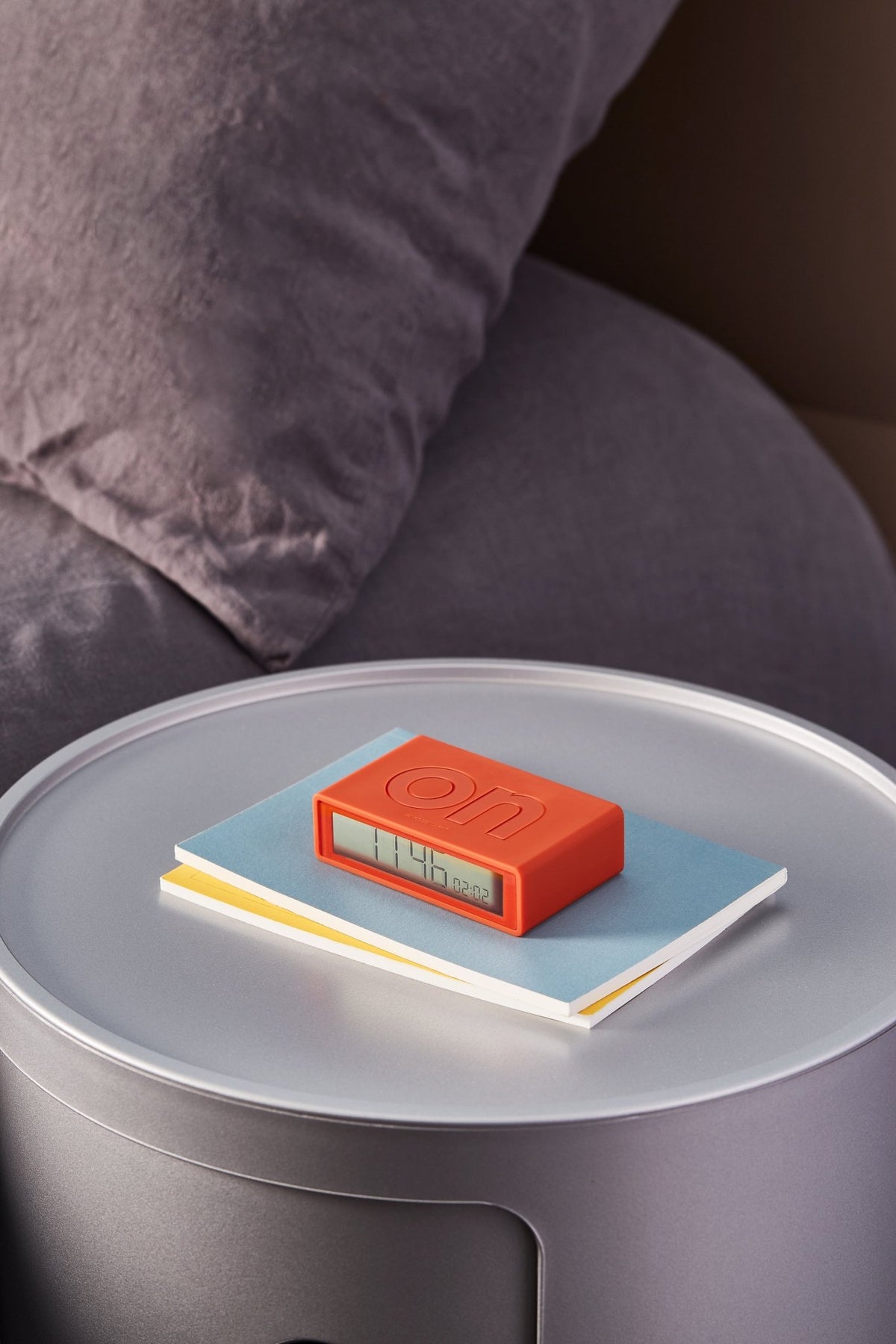 Réveil orange Flip+ Travel - Lexon - The Cool Republic