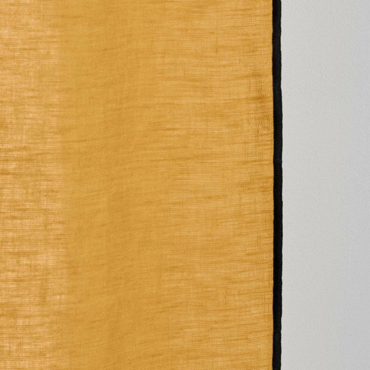 Rideau à oeillets noirs 144x280 en lin ocre Carlina - Madura - The Cool Republic