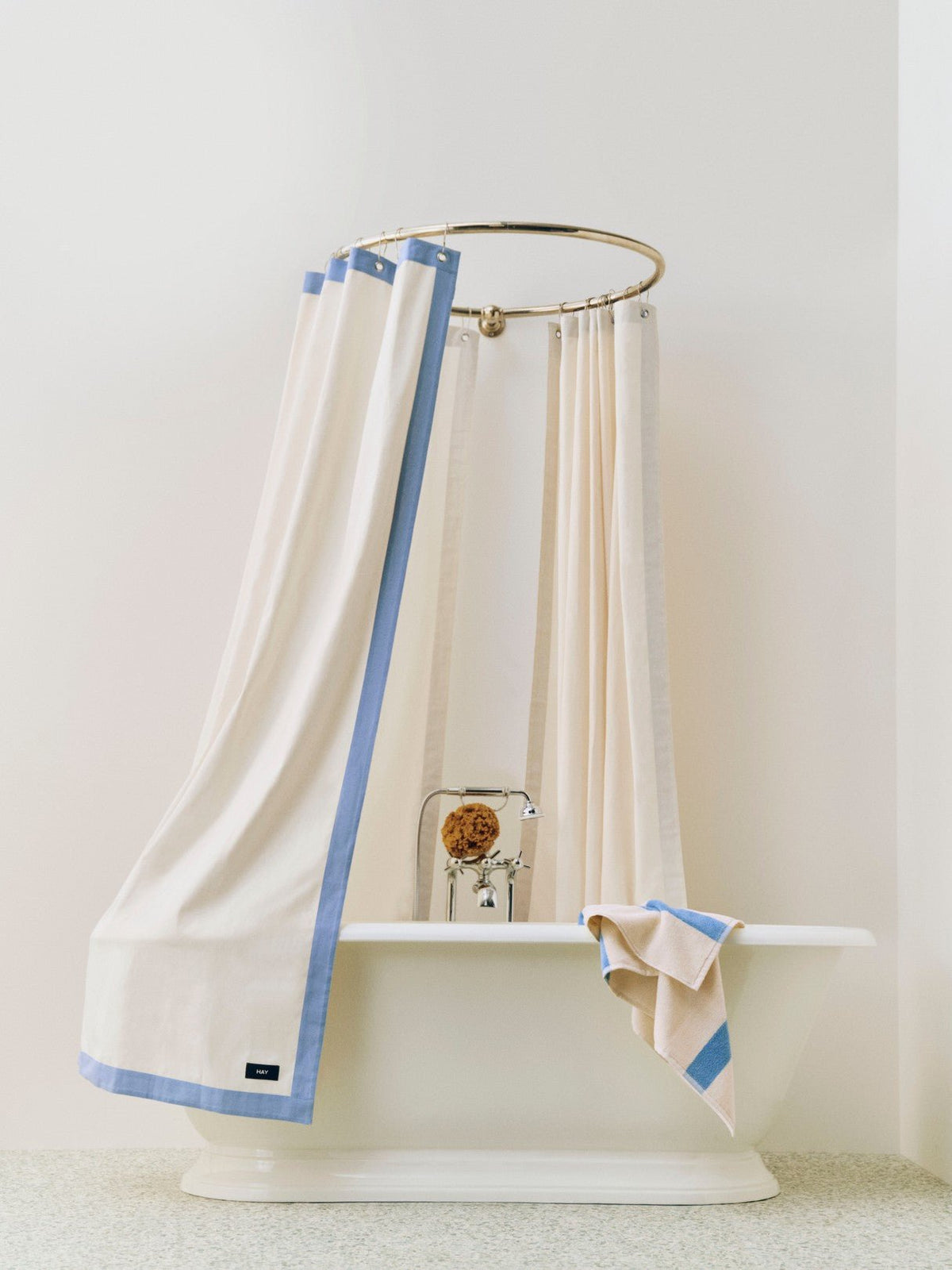 Rideau de douche en coton biologique blanc crème et bleu Outline - Hay - The Cool Republic