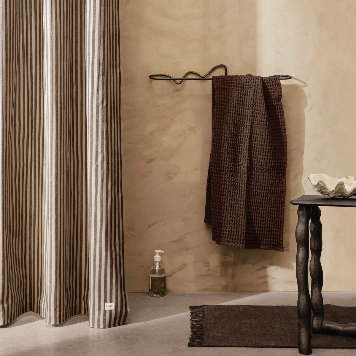 Rideau de douche en coton rayé noir sable 160 x 205 cm Chambray - Ferm Living - The Cool Republic