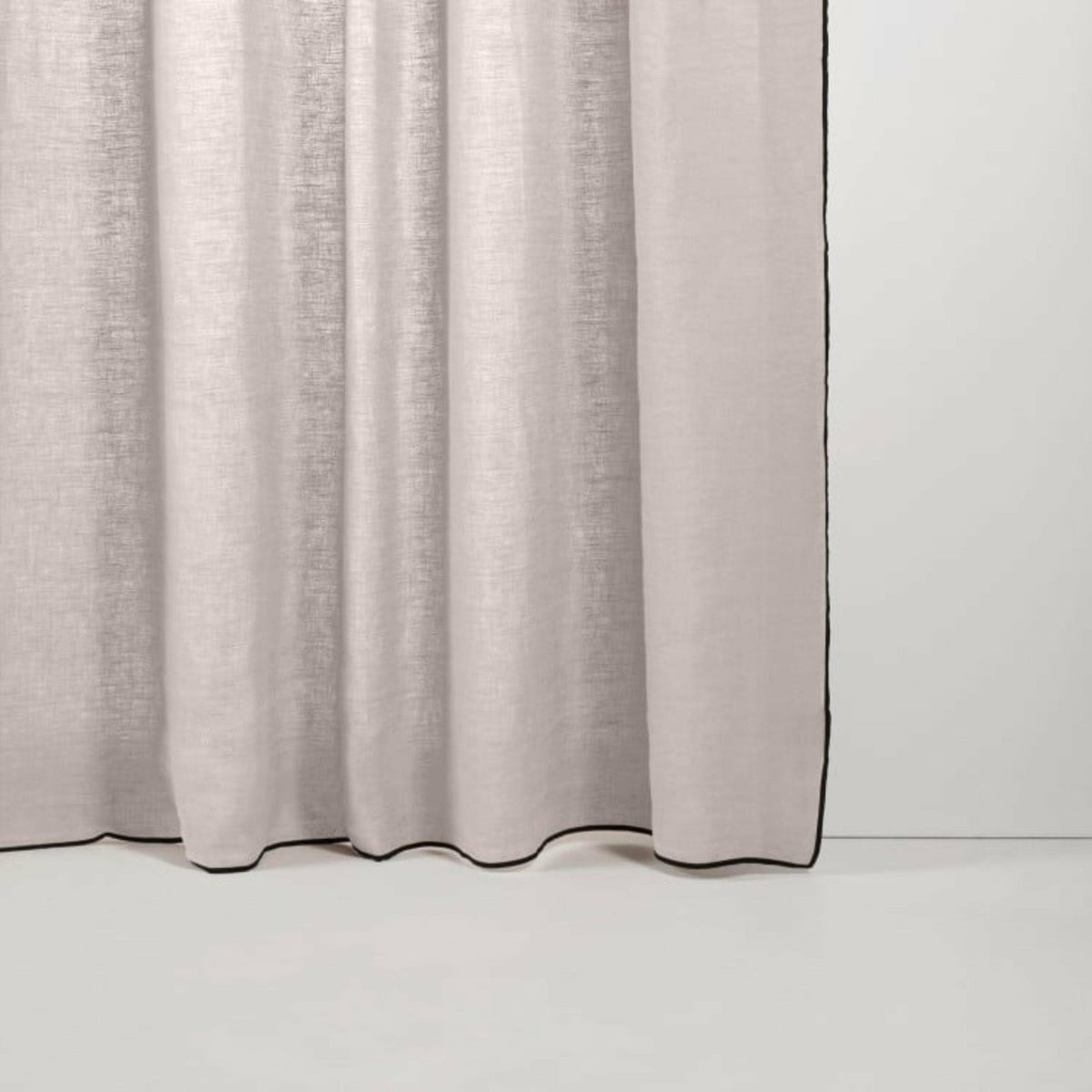 Rideau en lin beige calcaire et bourdon noir 150x280 Carlina - Madura - The Cool Republic