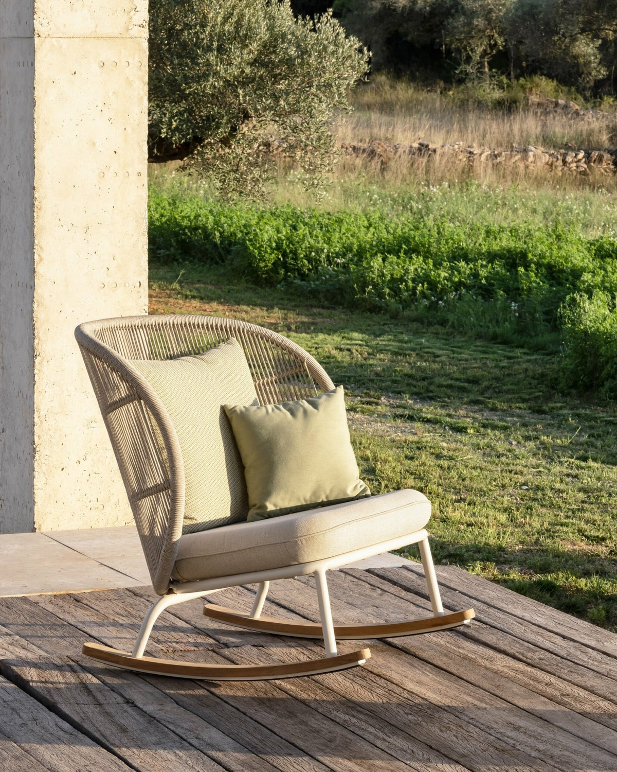 Rocking chair dune et set de coussins almond Kodo - Vincent Sheppard - The Cool Republic