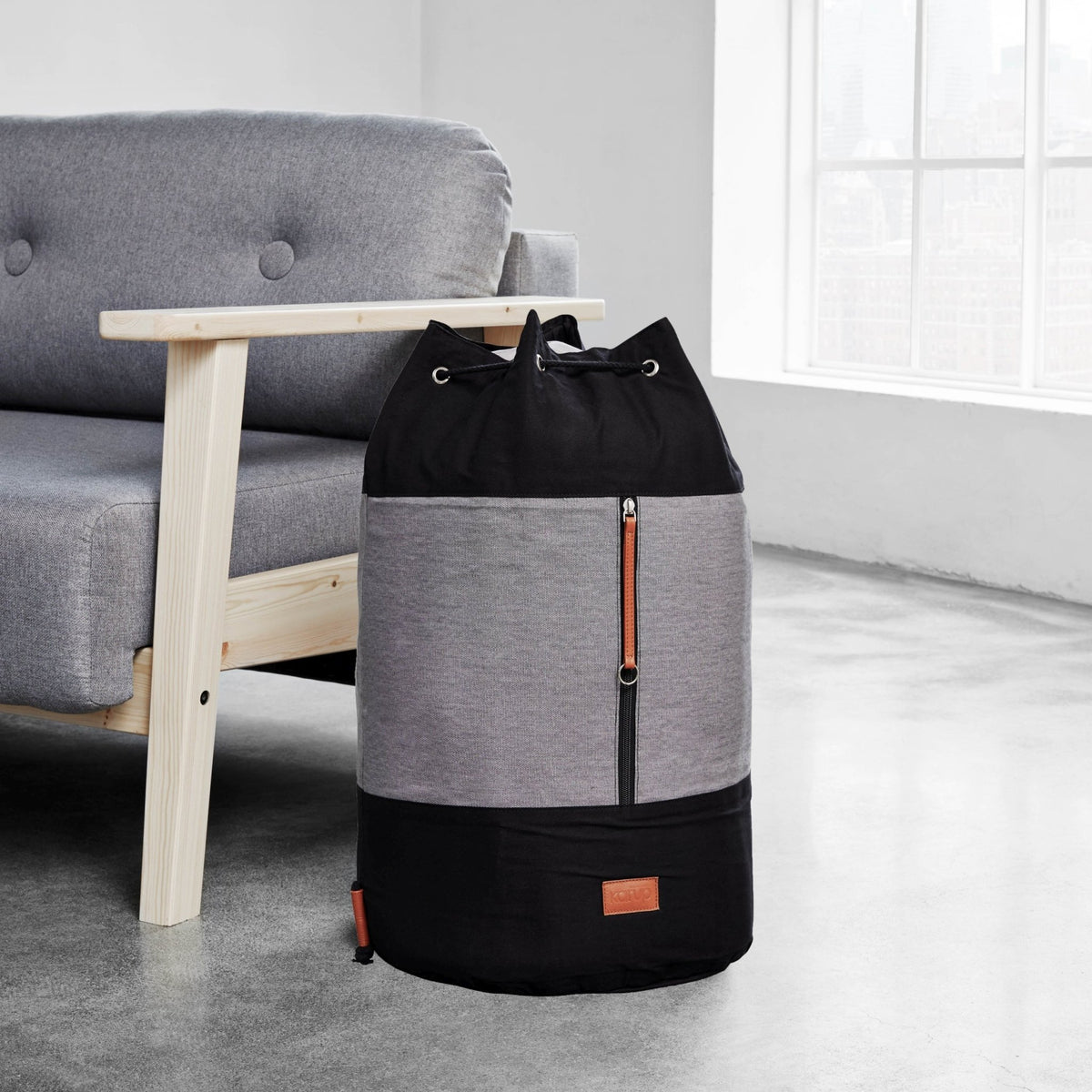 Sac de rangement gris et noir 35x60cm Roadie - Karup Design - The Cool Republic