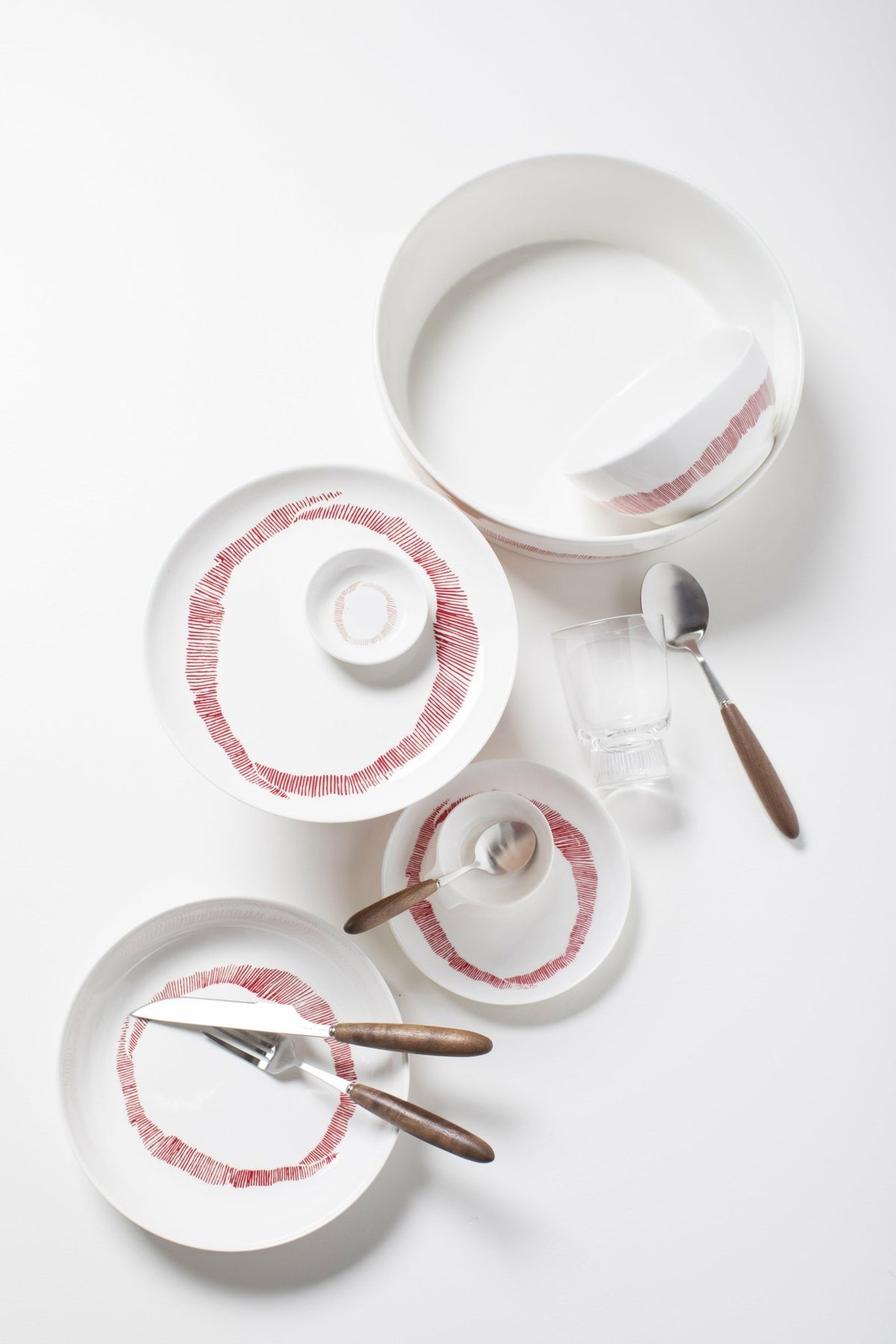 Saladier blanc avec motif rouge Feast - Serax - The Cool Republic
