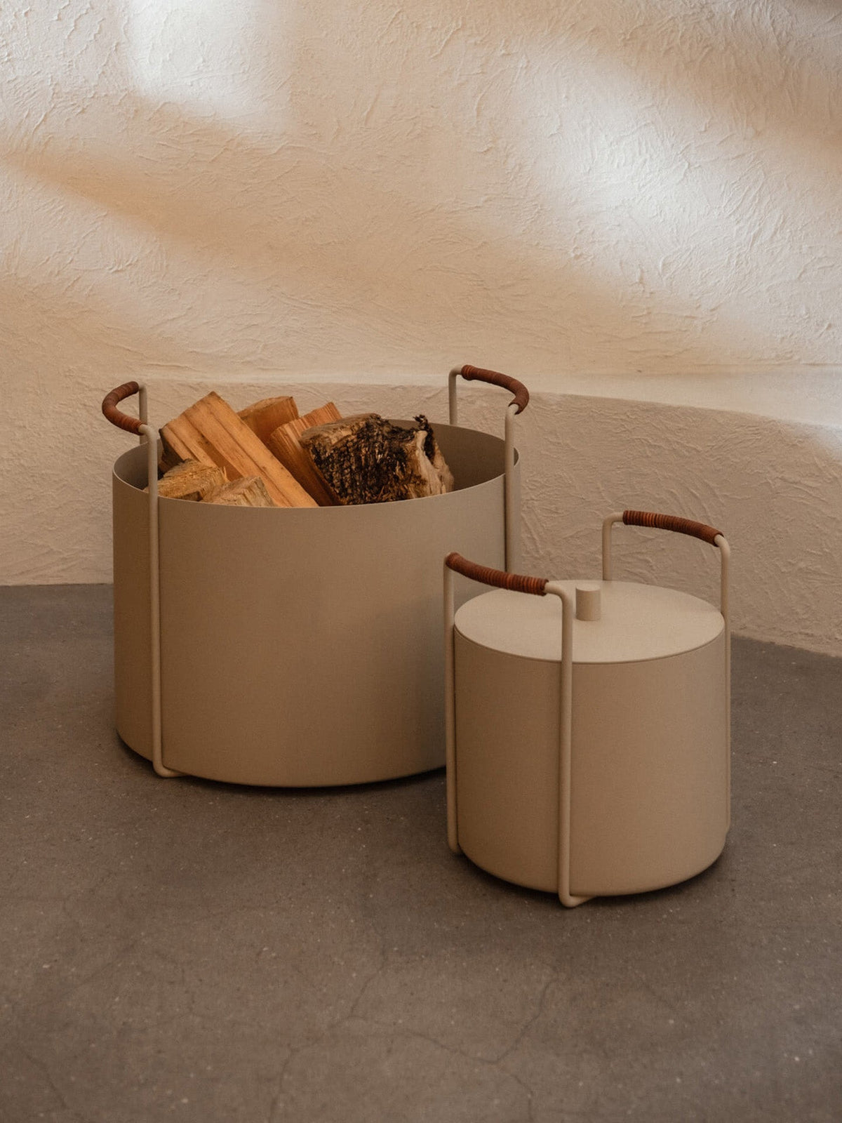 Seau à bois en acier beige Port - Ferm Living - The Cool Republic