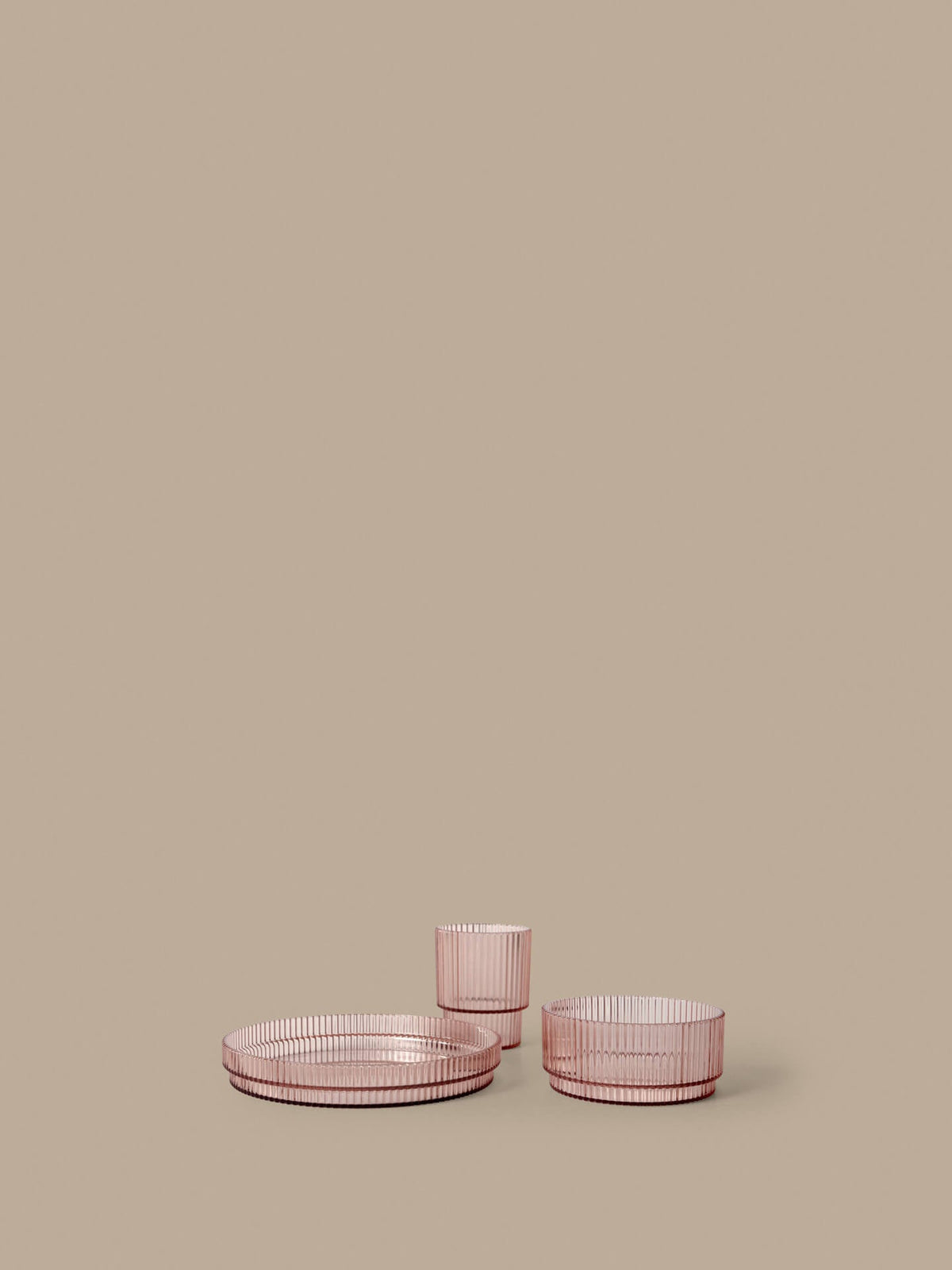 Service de vaisselle en plastique transparent rose Ripple - Ferm Living - The Cool Republic