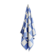 Serviette de bain à carreaux bleu ciel et blanc 70 x 136 cm Check - HAY - The Cool Republic