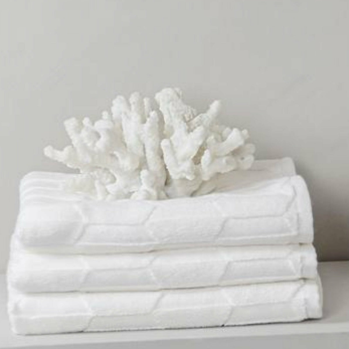 Serviette de bain blanc cassé 70 x 133 cm Geo - Mette Ditmer - The Cool Republic