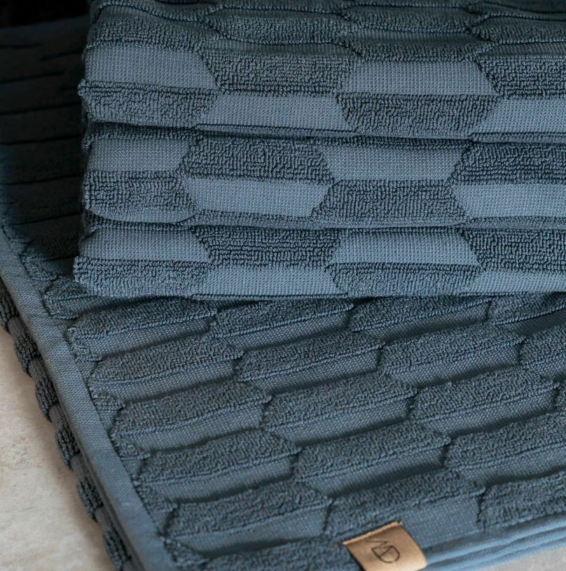 Serviette de bain bleu ardoise 70 x 133 cm Geo - Mette Ditmer - The Cool Republic