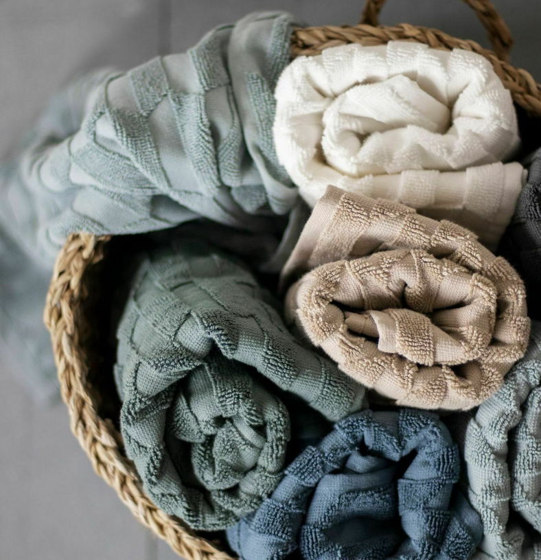 Serviette de bain bleu ardoise 70 x 133 cm Geo - Mette Ditmer - The Cool Republic