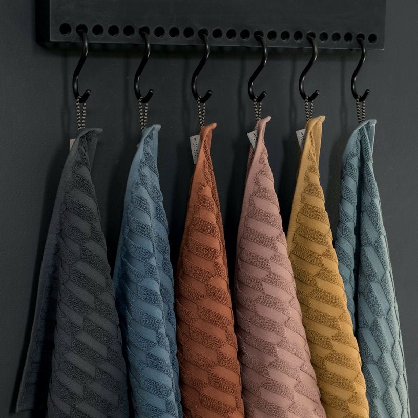 Serviette de bain bleu ardoise 70 x 133 cm Geo - Mette Ditmer - The Cool Republic