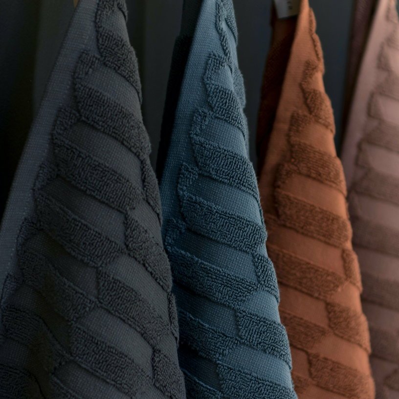 Serviette de bain gris anthracite 50 x 95 cm Geo - Mette Ditmer - The Cool Republic