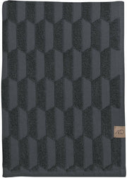 Serviette de bain gris anthracite 50 x 95 cm Geo - Mette Ditmer - The Cool Republic