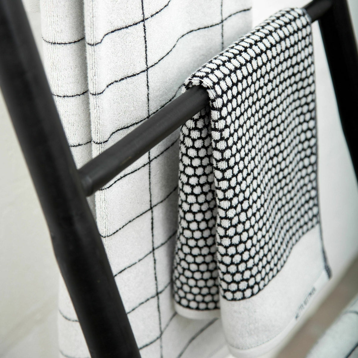Serviette de bain motifs blanc cassé et noir 38 x 60 cm Grid - Mette Ditmer - The Cool Republic