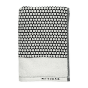 Serviette de bain motifs blanc cassé et noir 38 x 60 cm Grid - Mette Ditmer - The Cool Republic