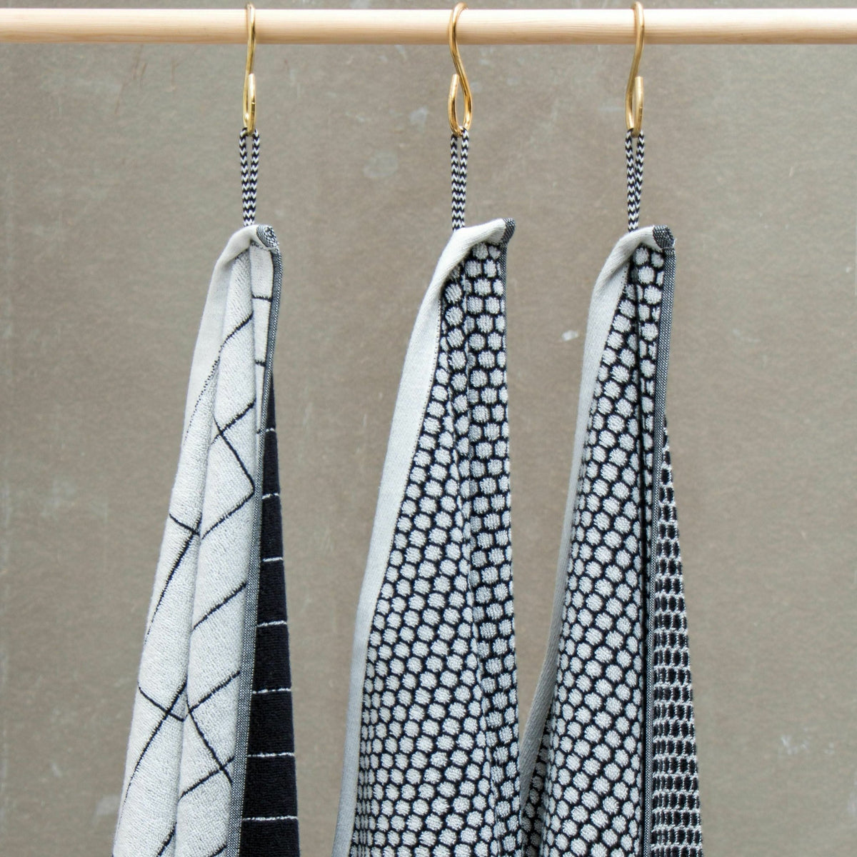 Serviette de bain motifs blanc cassé et noir 38 x 60 cm Grid - Mette Ditmer - The Cool Republic