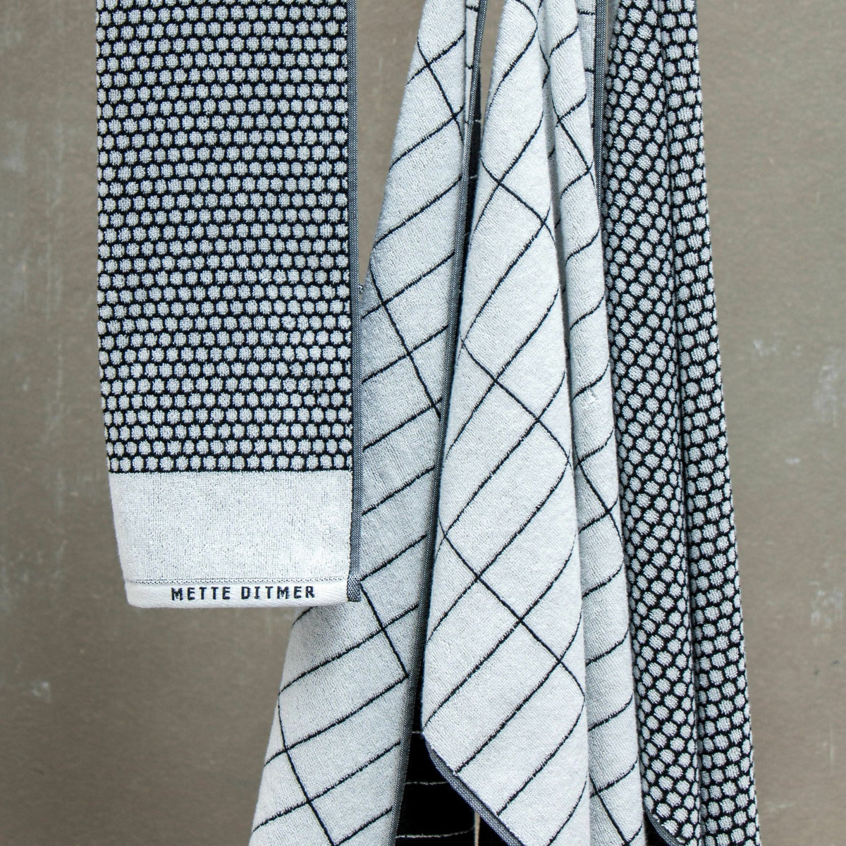 Serviette de bain motifs blanc cassé et noirs 50 x 100 cm Grid - Mette Ditmer - The Cool Republic