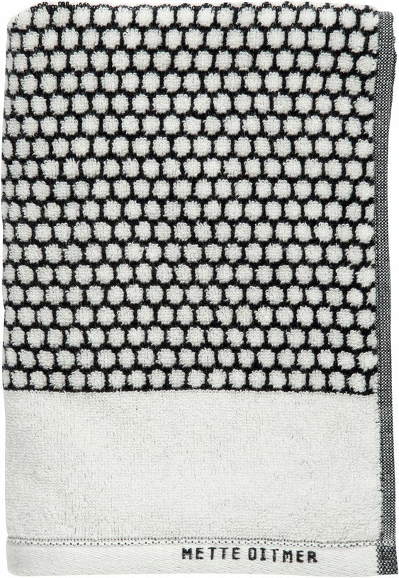 Serviette de bain motifs blanc cassé et noirs 50 x 100 cm Grid - Mette Ditmer - The Cool Republic