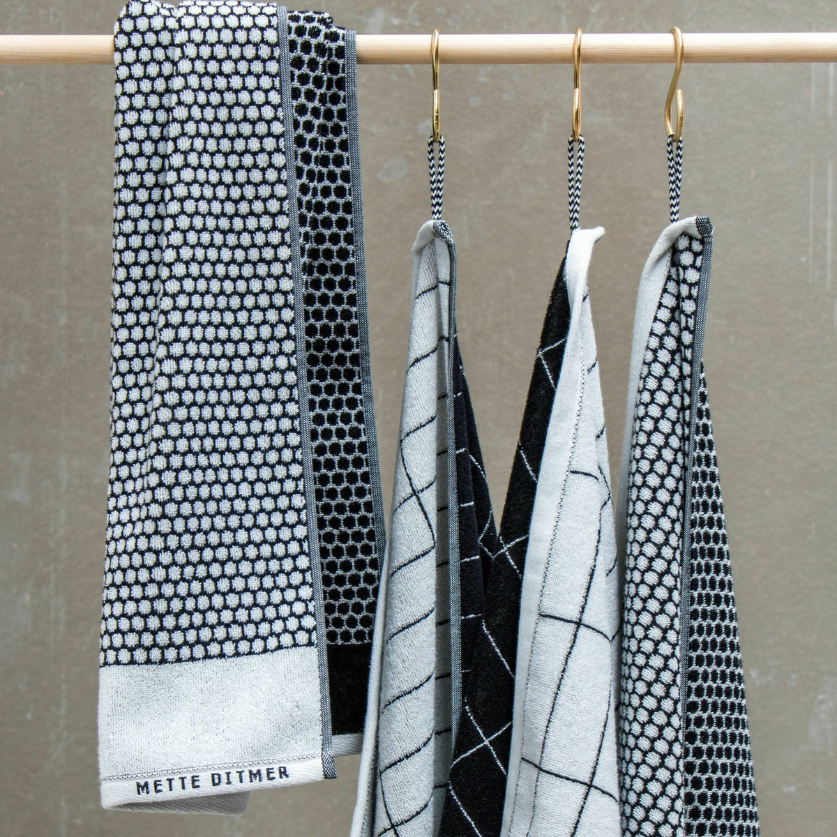 Serviette de bain motifs blanc cassé et noirs 50 x 100 cm Grid - Mette Ditmer - The Cool Republic