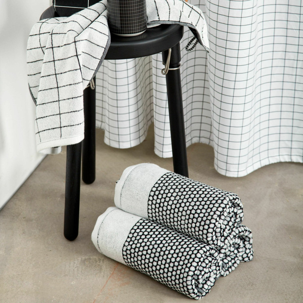 Serviette de bain motifs blanc cassé et noirs 70 x 140 cm Grid - Mette Ditmer - The Cool Republic