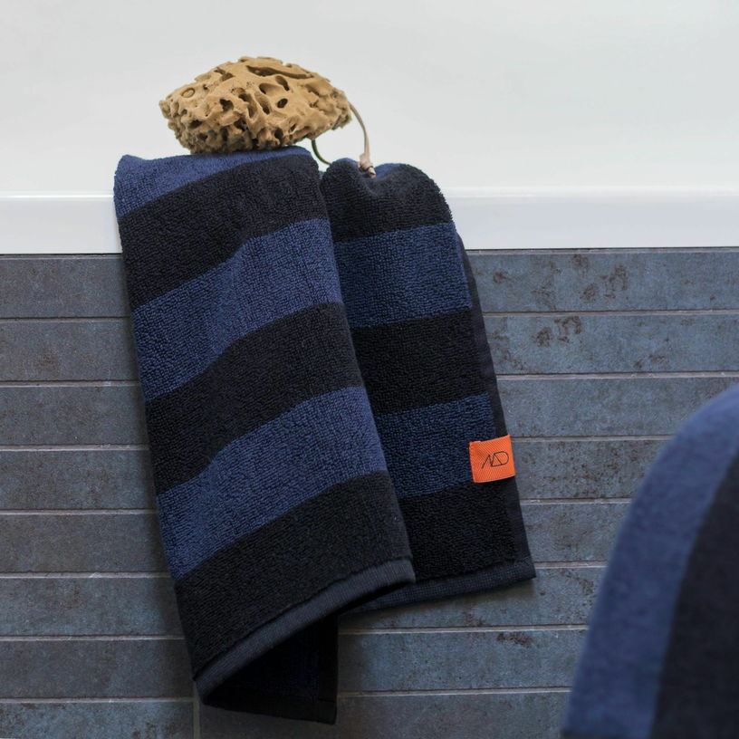 Serviette de bain rayée bleu et noir 70 x 135 cm Aros - Mette Ditmer - The Cool Republic