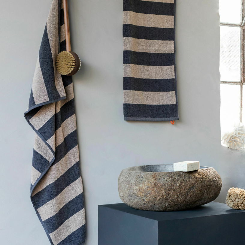 Serviette de bain rayée sable et gris 70 x 135 cm Aros - Mette Ditmer - The Cool Republic