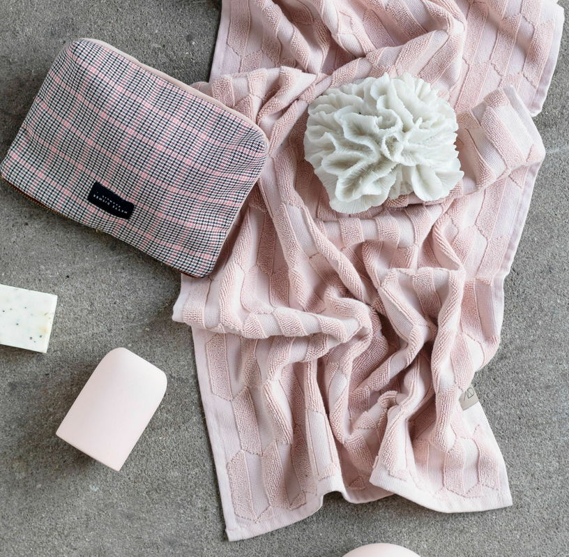 Serviette de bain rose 70 x 133 cm Geo - Mette Ditmer - The Cool Republic