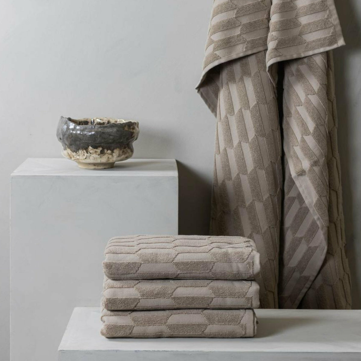 Serviette de bain sable 50 x 95 cm Geo - Mette Ditmer - The Cool Republic