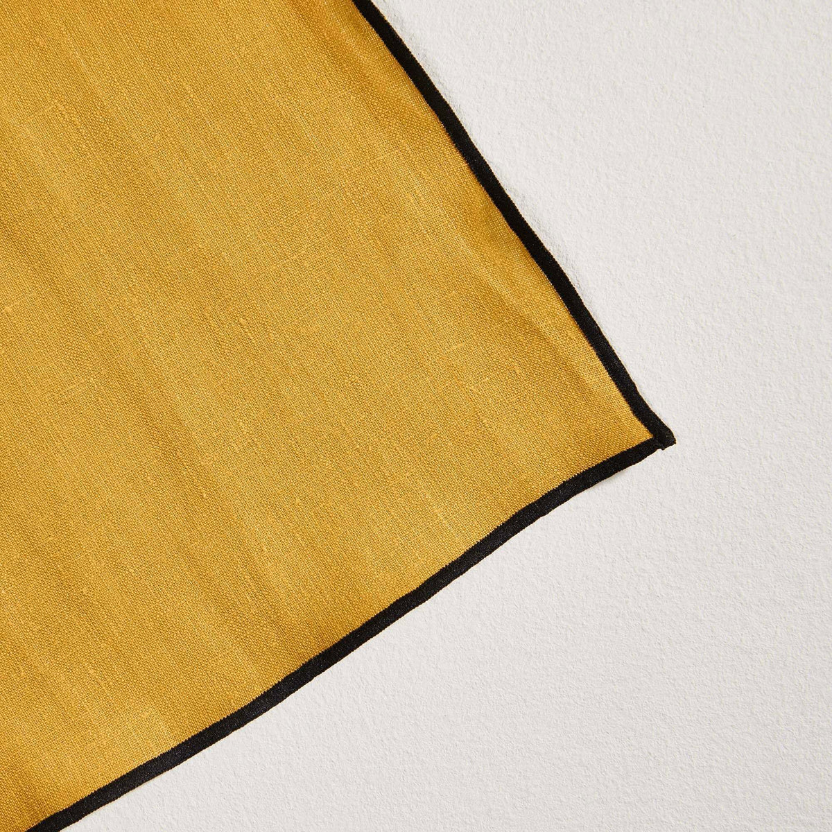 Serviette De Table Carlina Jaune Ocre Et Bourdon Noir - Madura - The Cool Republic