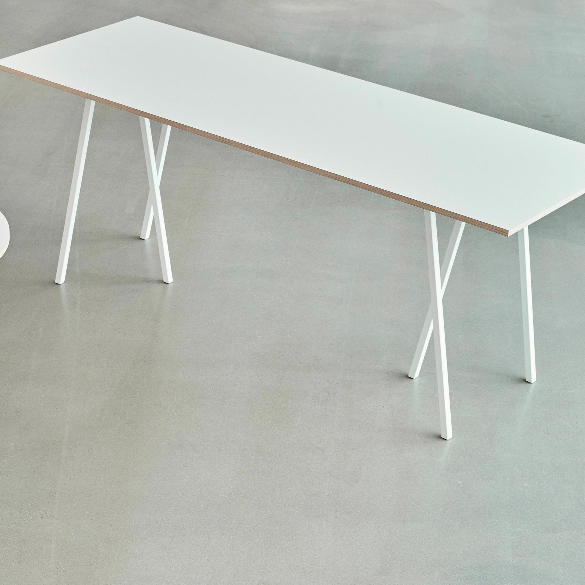 Set de 2 grands tréteaux en acier blanc Loop Stand - HAY - The Cool Republic