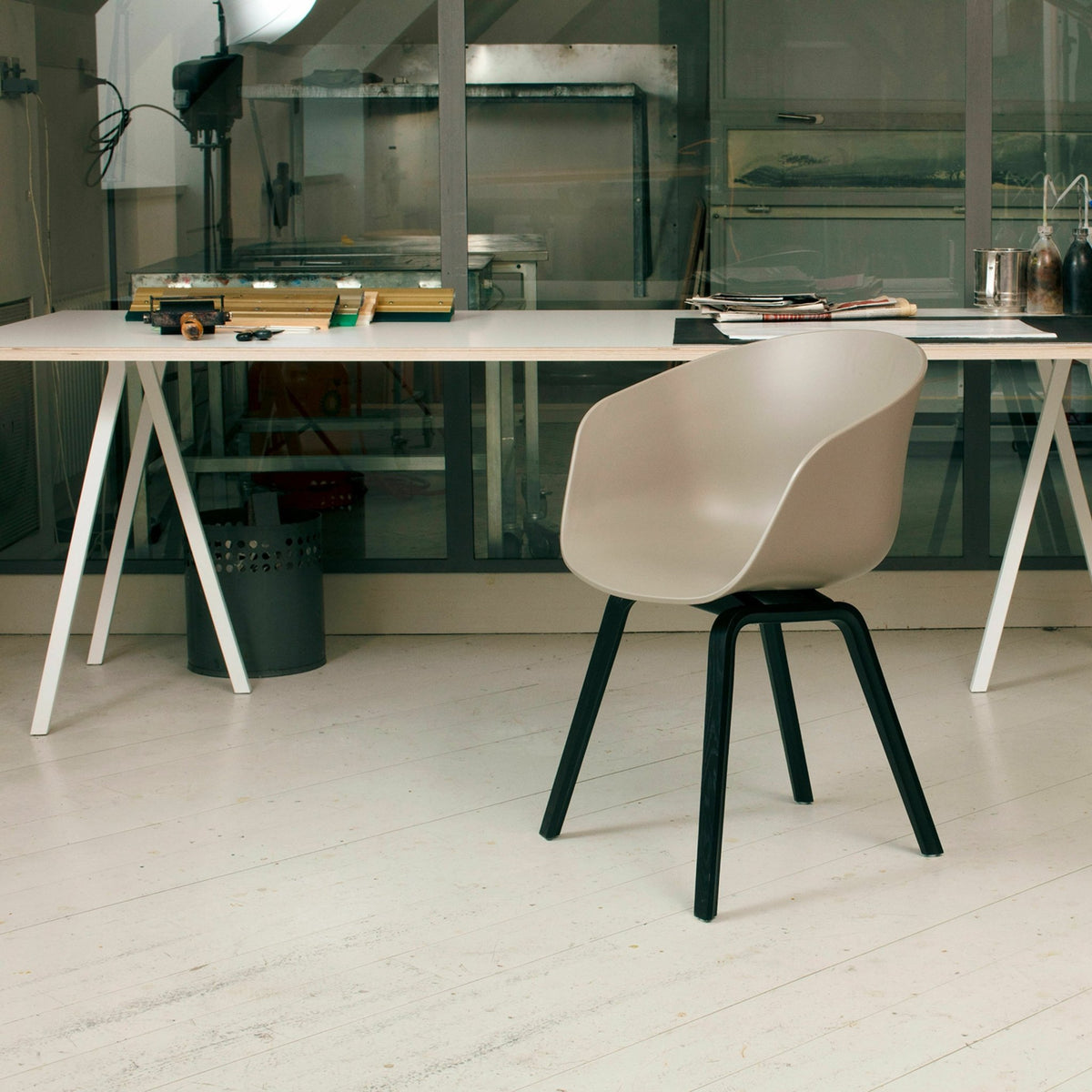 Set de 2 grands tréteaux en acier blanc Loop Stand - HAY - The Cool Republic