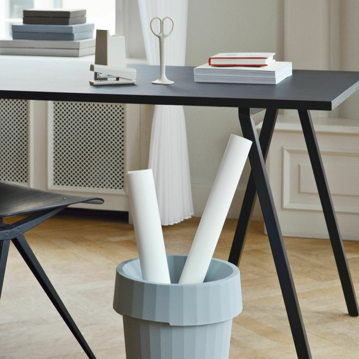 Set de 2 grands tréteaux en acier blanc Loop Stand - HAY - The Cool Republic