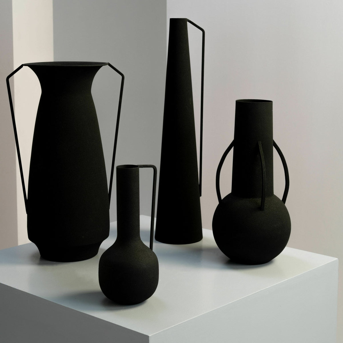 Set de 4 vases décoratifs noirs Roman - Pols Potten - The Cool Republic