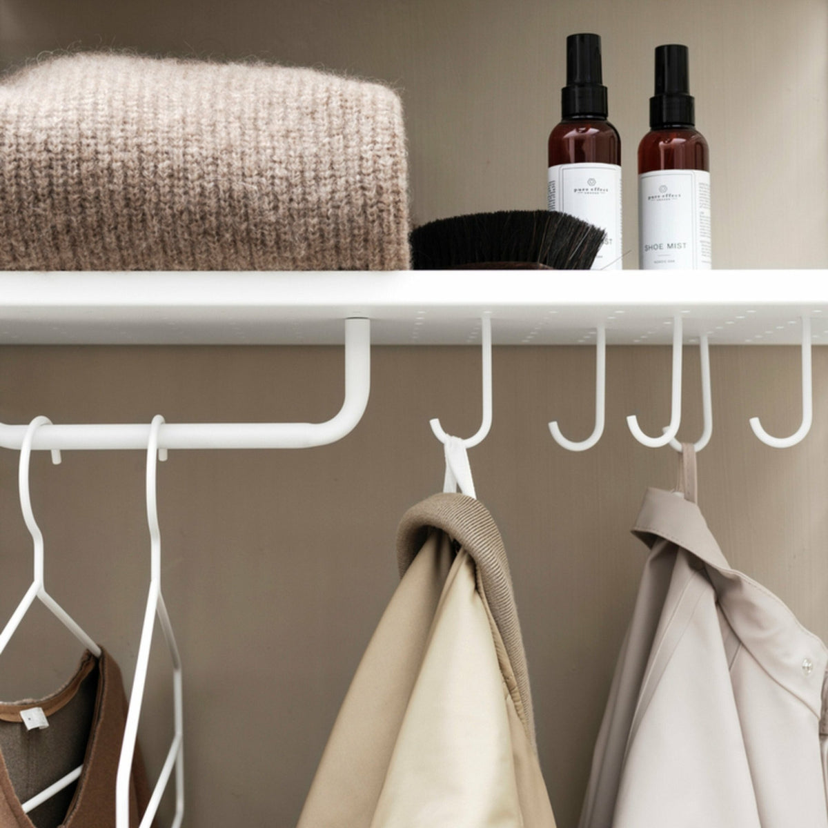 Set de 5 crochets en métal blanc "J" - String furniture - The Cool Republic