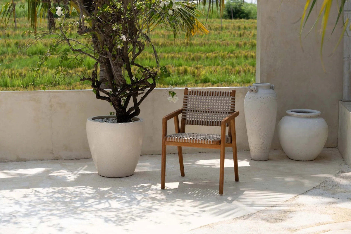 Chaise de jardin avec accoudoirs en bois de teck recyclé naturel 54x58x82cm Trikeri - Bazar Bizar — vue 3