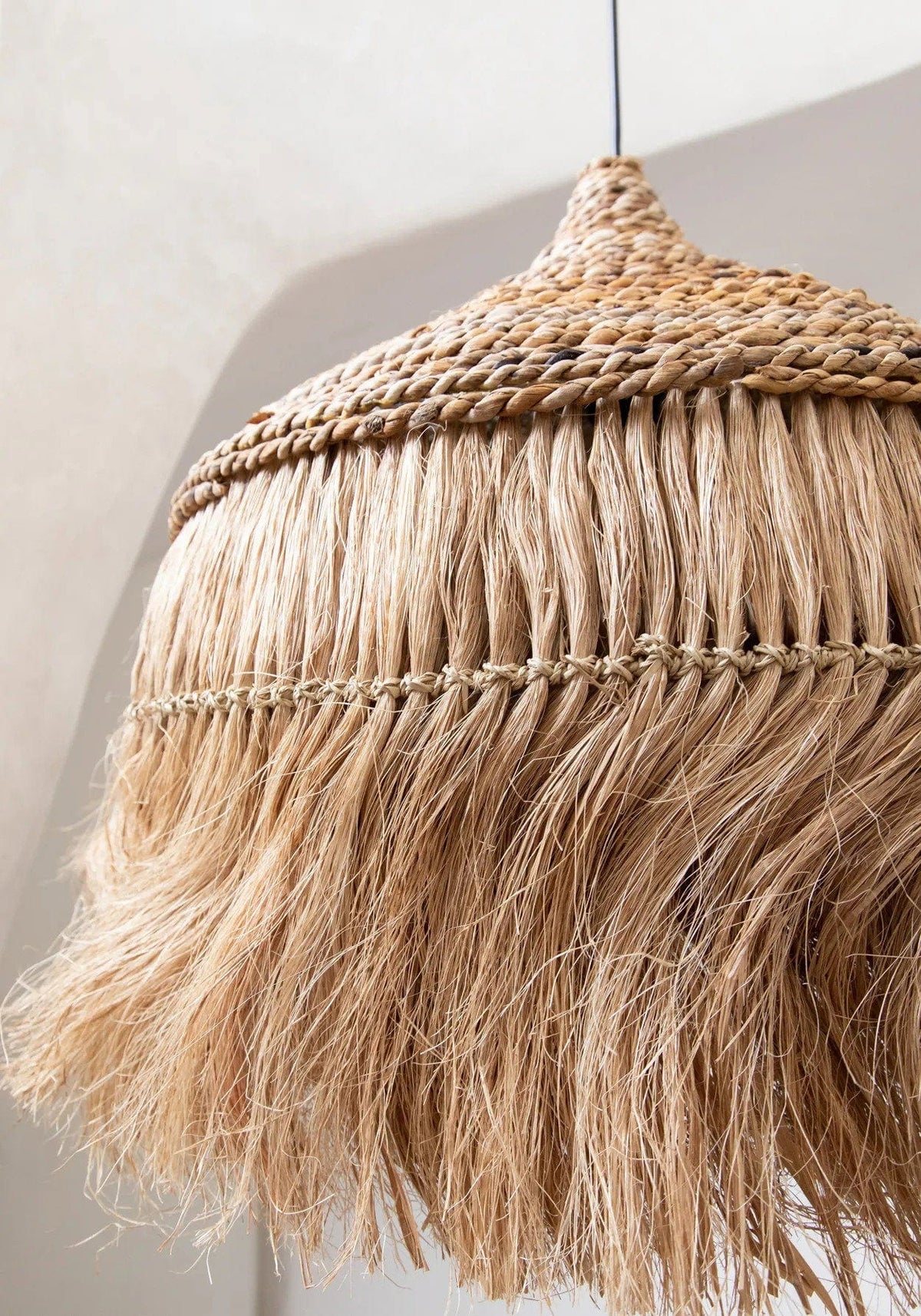 Suspension ronde en fibre végétale tressée beige 50cm Abaca Hoola Pendant - Natural - L - Bazar Bizar — vue 4
