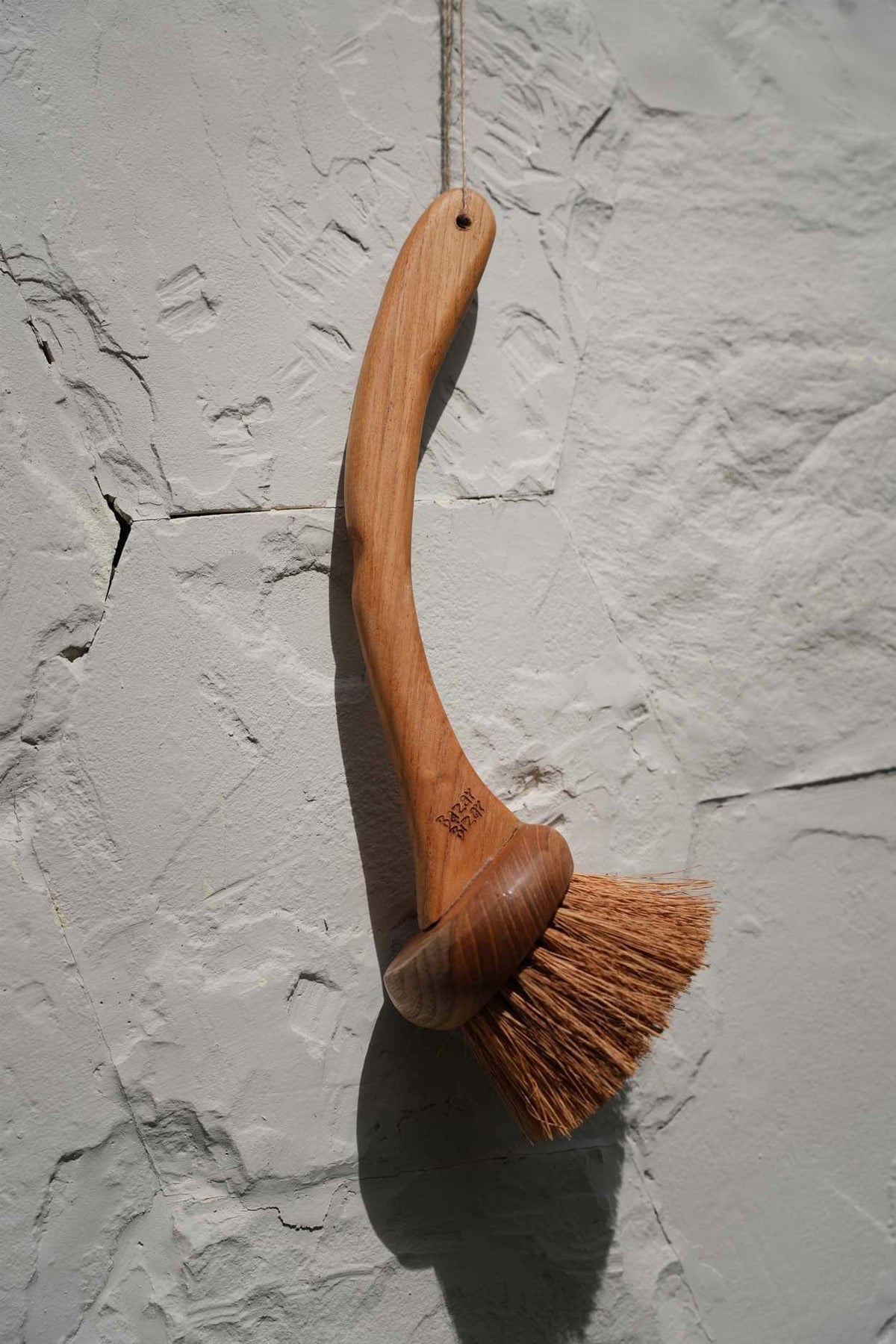 Brosse à main en teck naturel 8cm Hatra - Bazar Bizar — vue 2