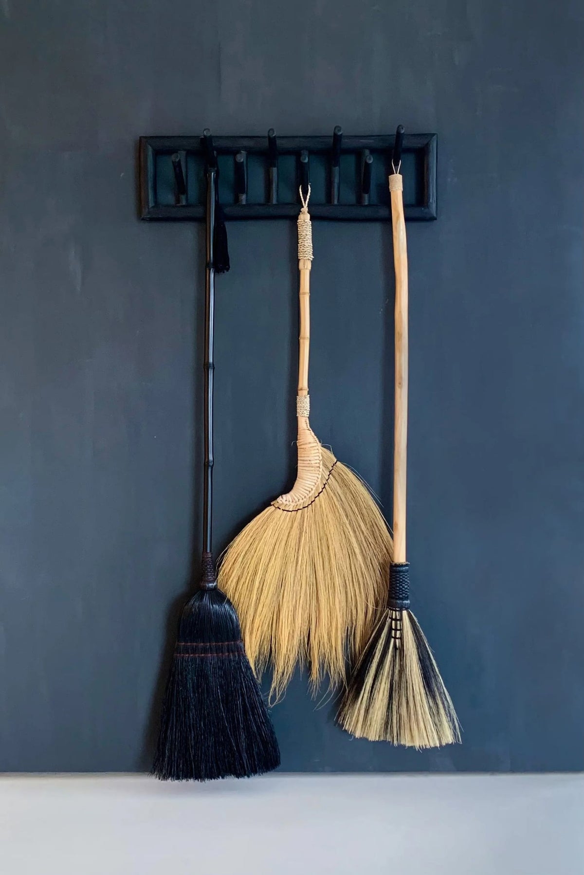 Balai en fibre tressée naturelle noire 130cm Big - Bazar Bizar — vue 6