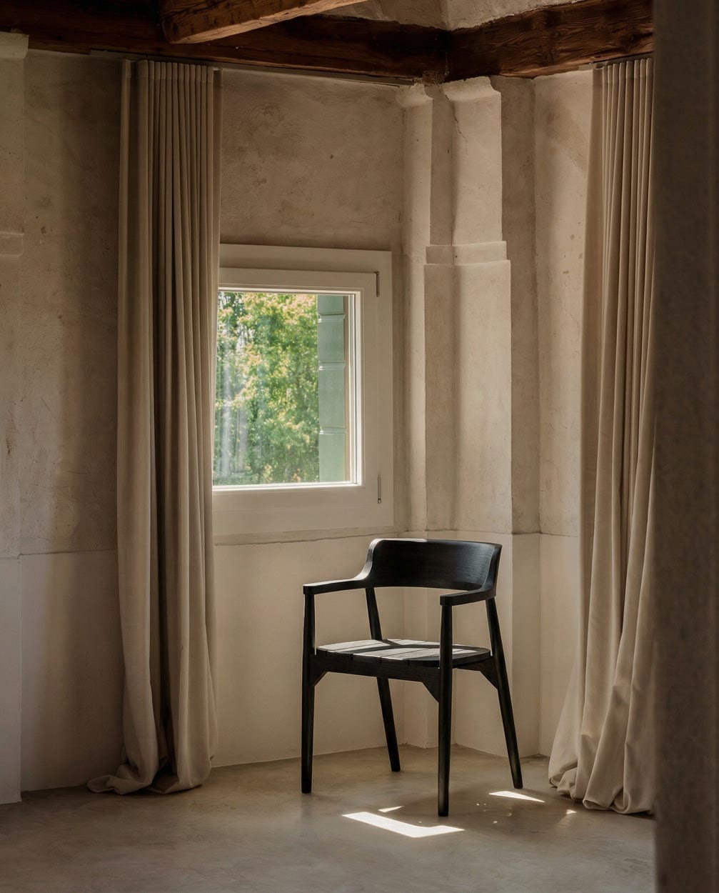 Chaise avec accoudoirs en bois de teck massif noir 58x52x80cm Febriansah - Bazar Bizar — vue 2